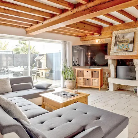 Beautiful Home In L'Etang-Bertrand * L'Etang-Bertrand