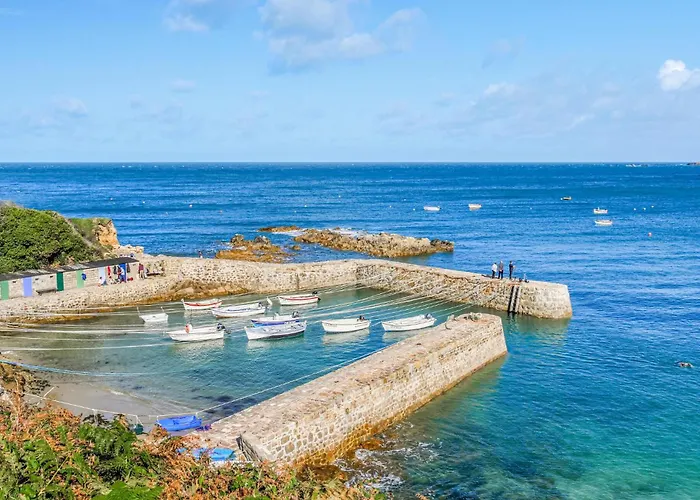 Stunning In Vakantiehuis L'Etang-Bertrand